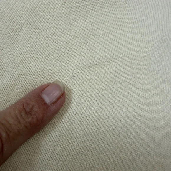 Men's Cream 100% Cashmere V-Neck Sweater, Size Large. - Picture 11 of 12